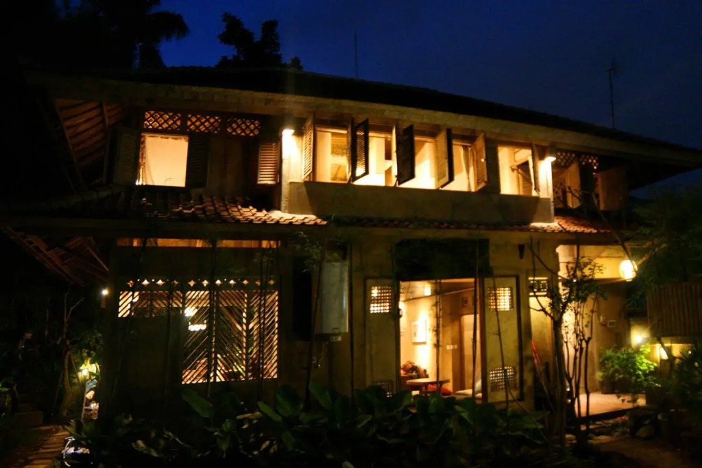Artist Eco Villa With Wood And Clay