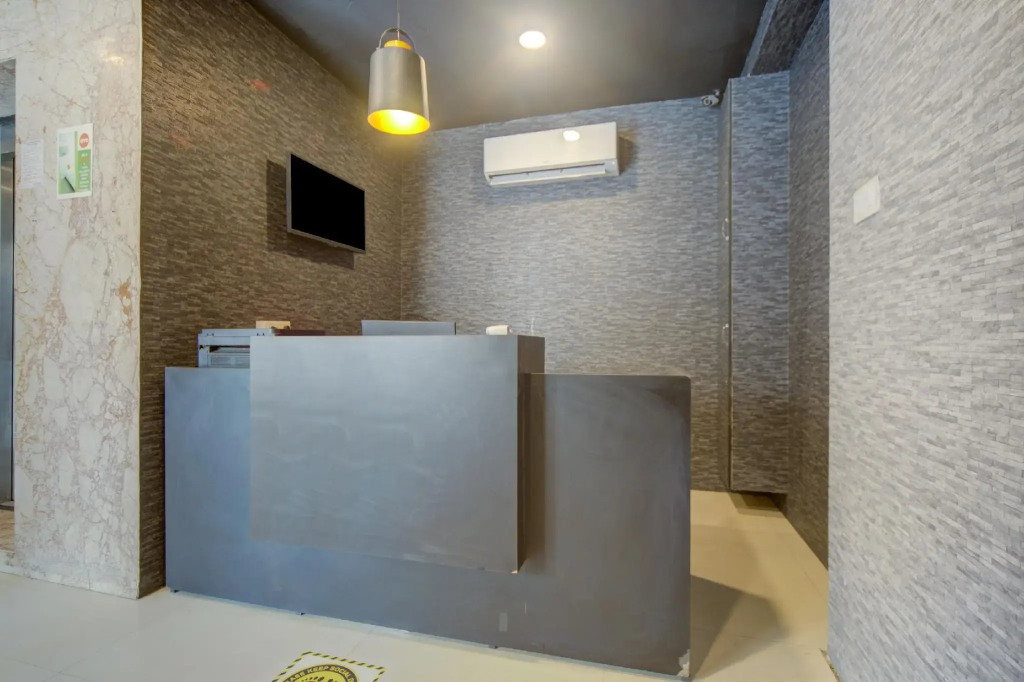 OYO Townhouse 430 Everest Hotel