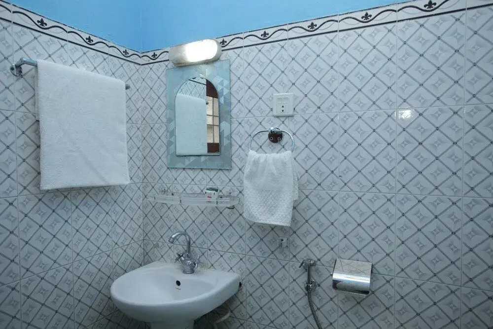 OYO 618 Hotel Middle Point