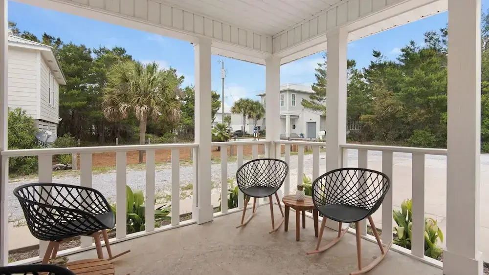 Fully Updated Beach Retreat; Minutes to Eastern Lake & Beaches