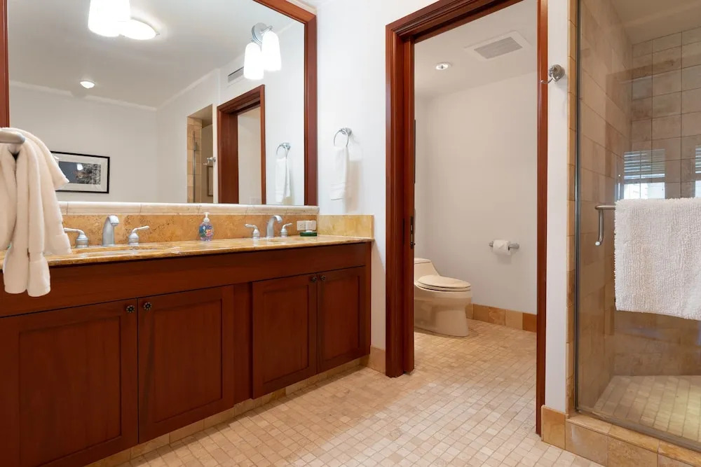 Kolea Circle #16e 2 Bedroom Condo by RedAwning