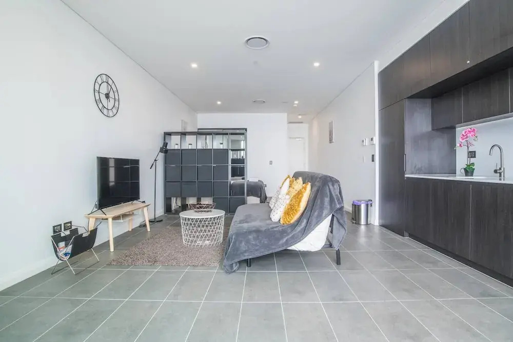 Home With Convenient Location! Close to Train&cbd
