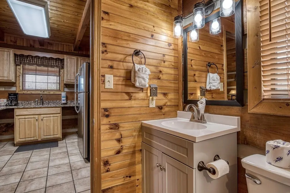 Er18 - The Lazy Bear View Great Location - Close To Town! 1 Bedroom Cabin by RedAwning