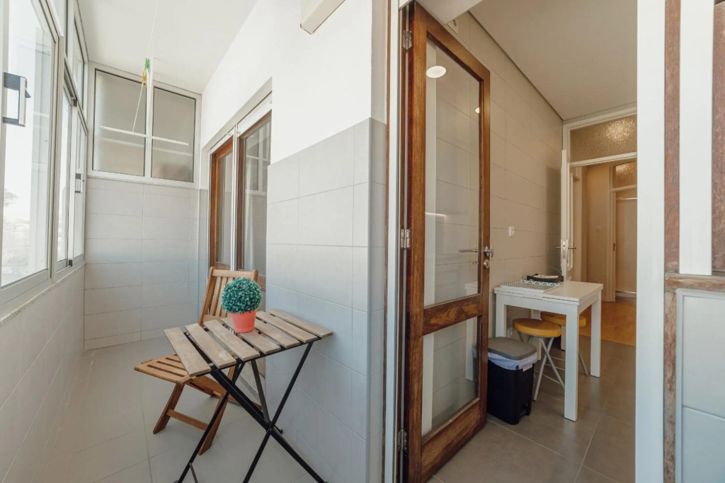 Downtown Design Apartment With Balcony