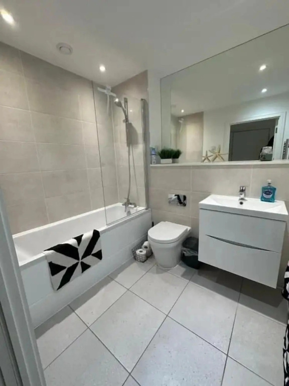 2 bed 2 Bath Waterfront Luxury Apartment