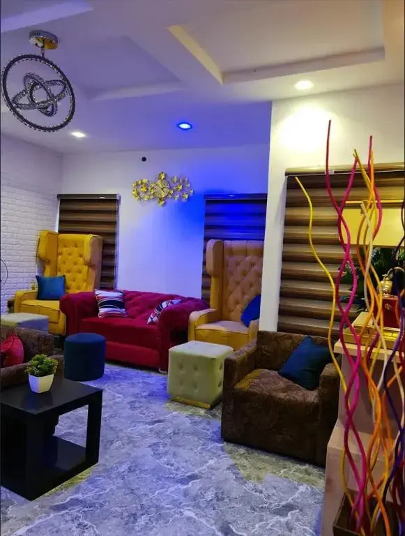 Amazing 6 BR House with High speed WiFi and Swimming pool