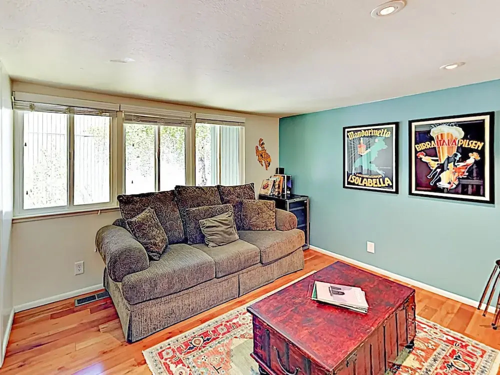 New Listing! Stylish 3-Story Condo Near Ski Resorts Condo