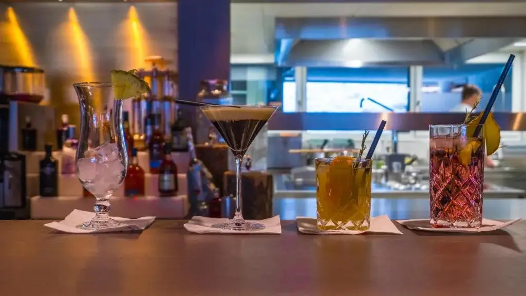 VIER Studios & Restaurant