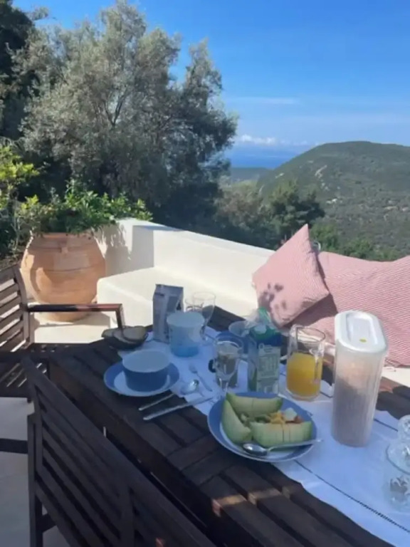 The White House Evgrious, Sleeps 4, Close to Beach