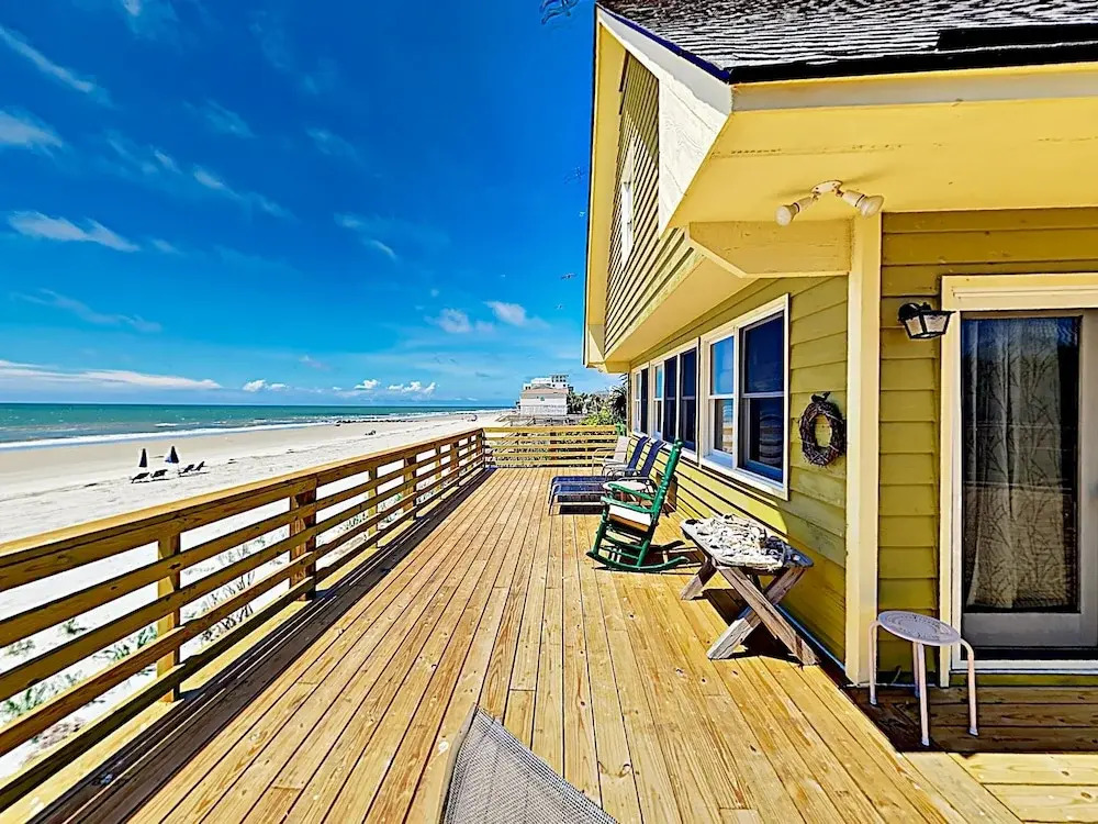 Beachfront Getaway W/ Huge Deck, Classic Interiors Home