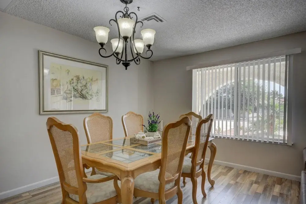 Luxurious 4BR House with Large Pool Near Strip