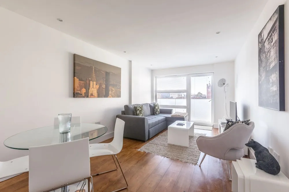 Luxury 2-bed Flat, Parking Near Tube and Emirates