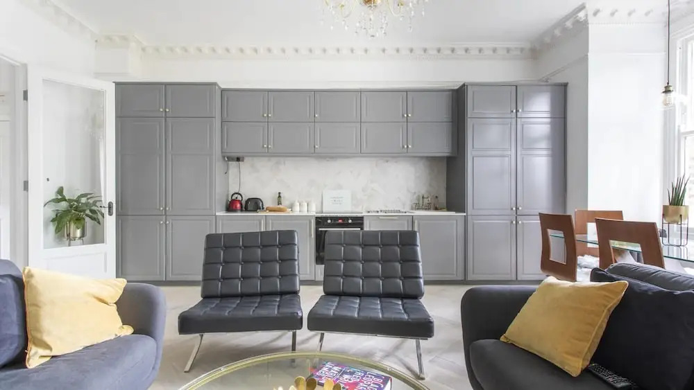 London Apartment- 4 Bedrooms-garden and Parking