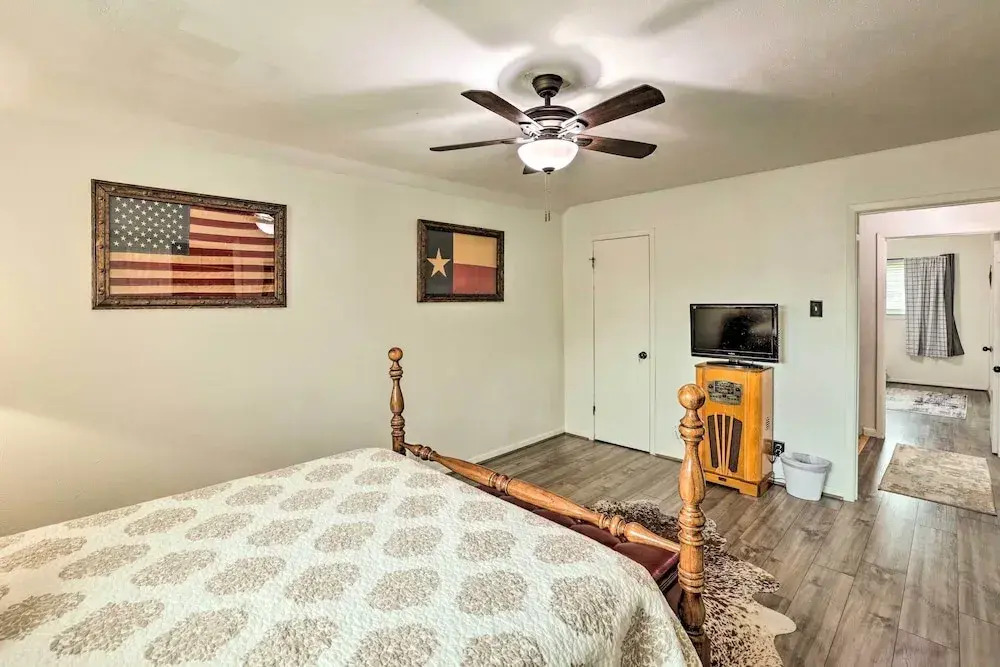 Fort Worth Retreat w/ Fenced Yard & Fire Pit!