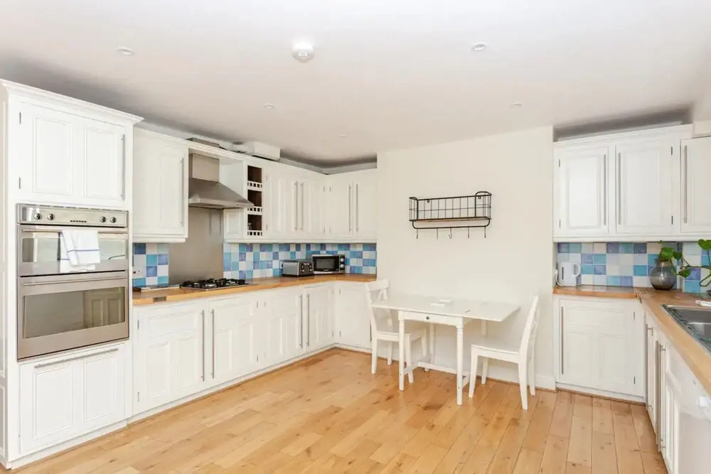 Beautiful 5 Bedroom Home With Garden in South Kensington