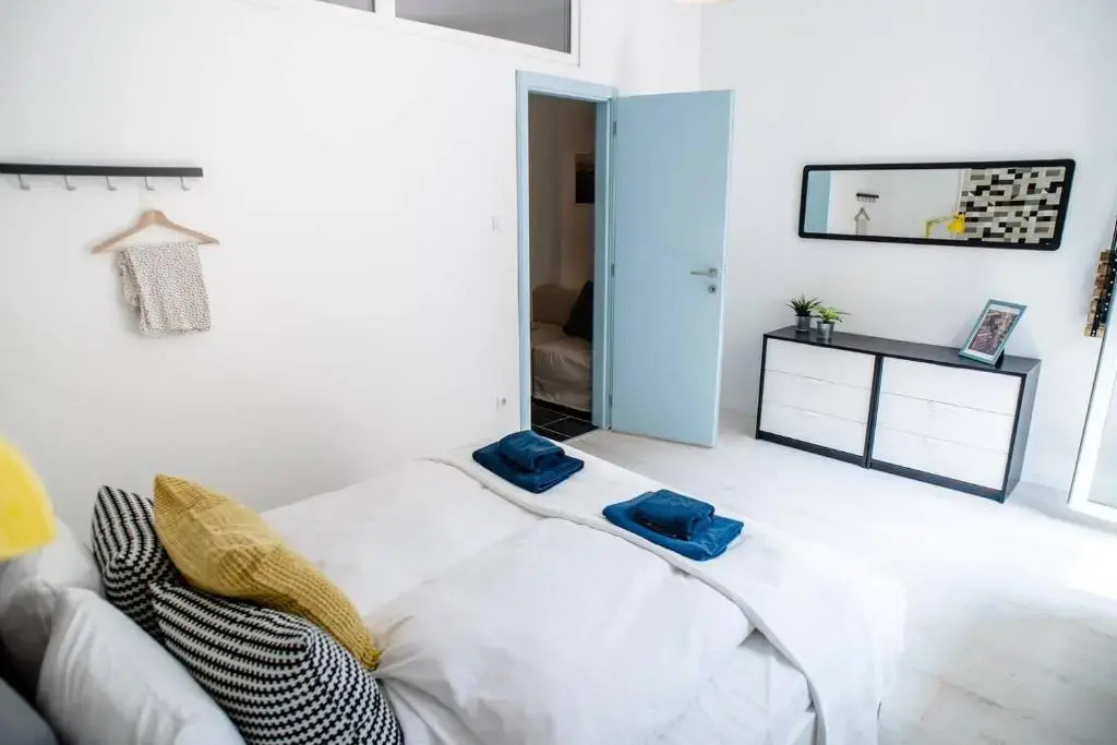 Central new home with 3 bedrooms, A/C and balcony