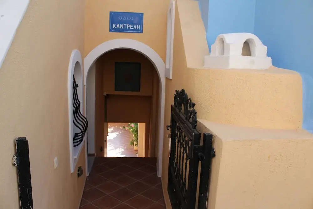 Hotel Thira