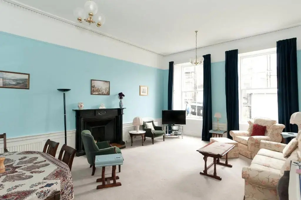 363 Spacious 3 bedroom 18th century property in the city centre