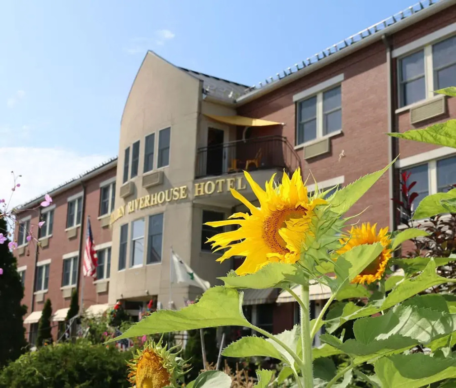 Camden Riverhouse Hotel and Inn
