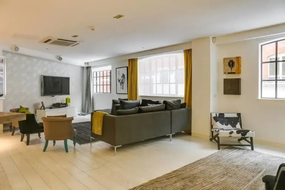Luxury 2-bed, 2-bath Loft-style Flat in Covent Gdn
