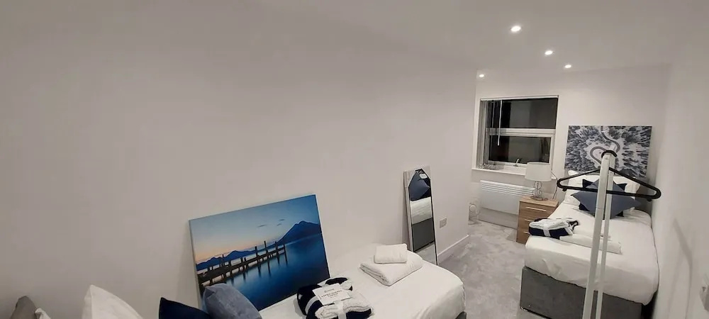 Modern 3 Bedrooms Apt. 01 - Camberley