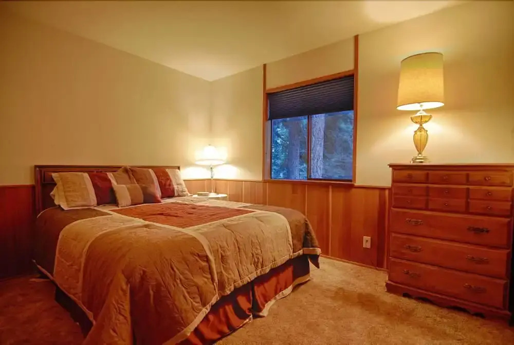 Cozy Cabin With Large Deck in Agate Bay! #149