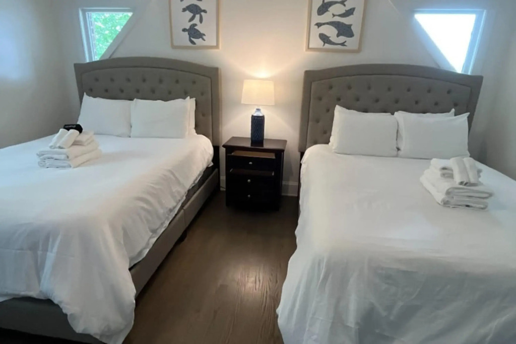 Lucky's Lake House by Avantstay Private Lake Bar