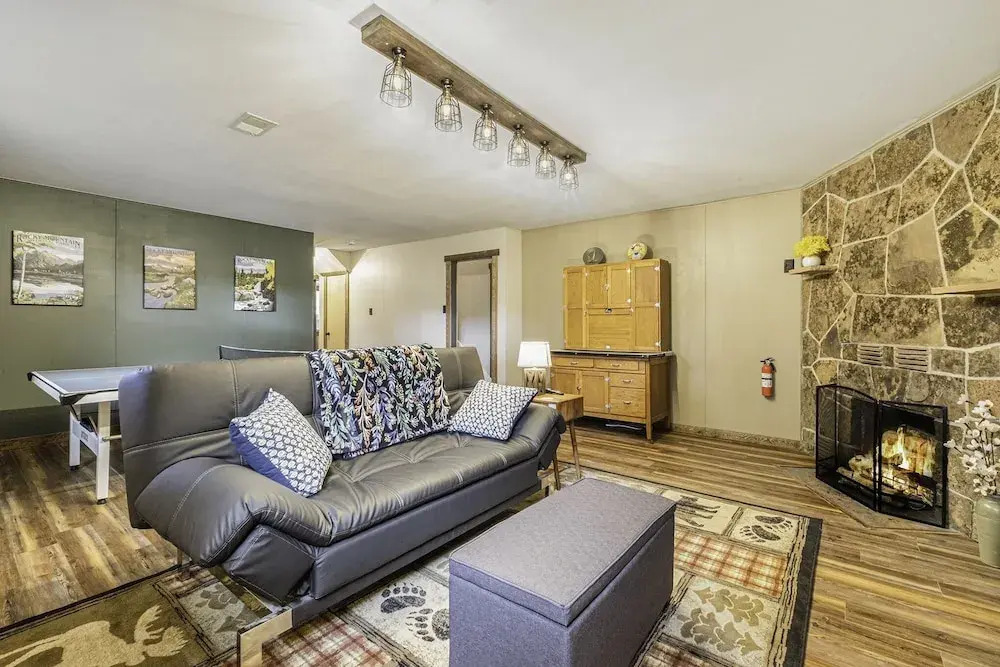 Aspen View Getaway - Monthly Long-term Vacation Rental 30+ Days -- Estes Park 4 Bedroom Home by RedAwning