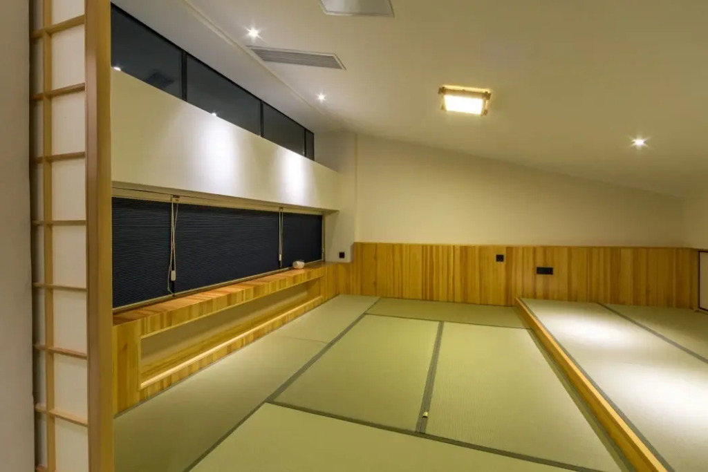Eaves Art Hotel