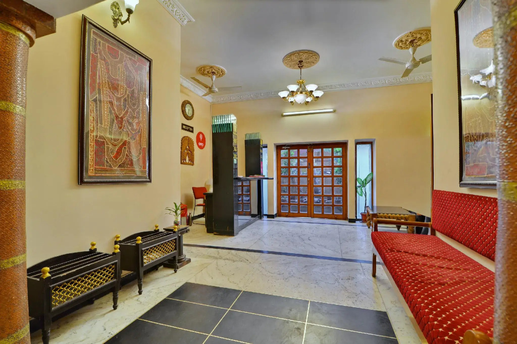 OYO 9900 Hotel Pioneer Plaza