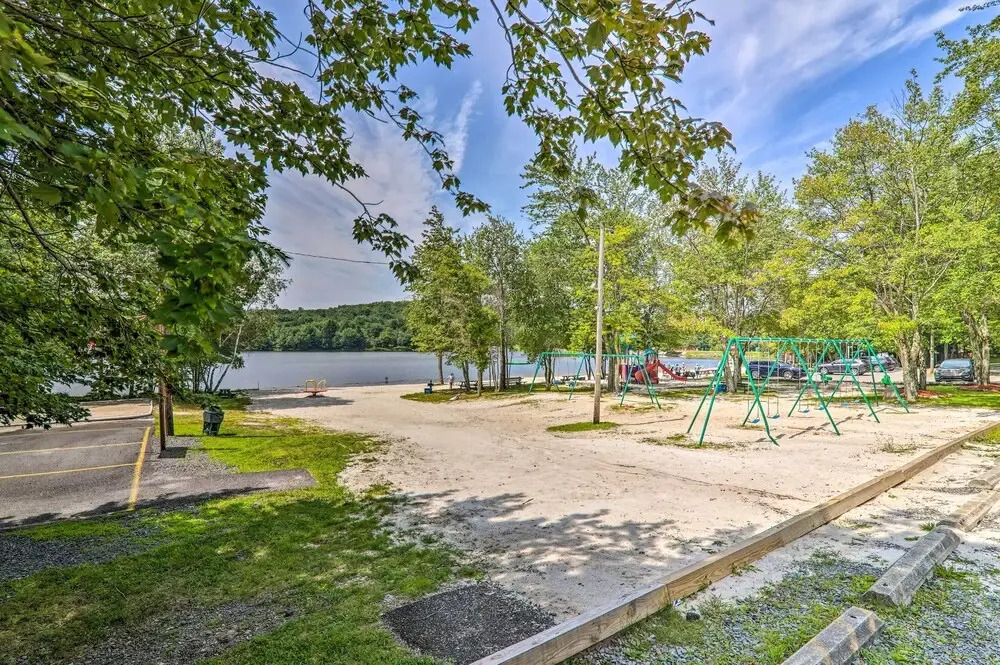 Fire Pit & Community Perks: Blakeslee Cottage!