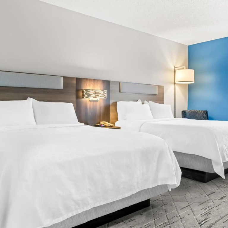 Holiday Inn Express & Suites - Detroit North - Roseville by IHG
