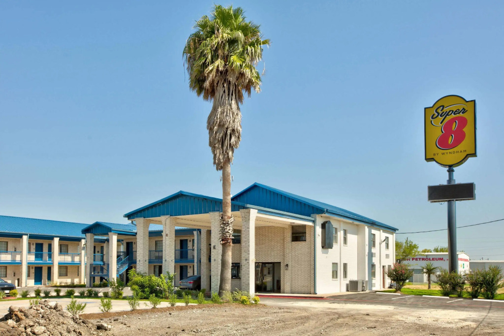 Super 8 by Wyndham Victoria / South / Hwy 59