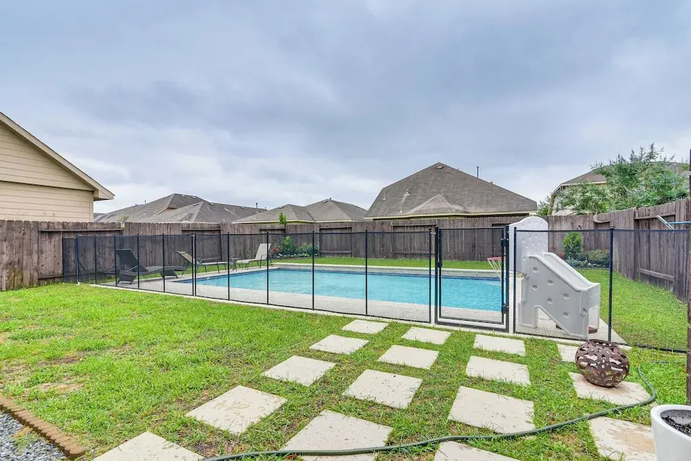 12 Mi to Dtwn Houston: Modern Home w/ Backyard