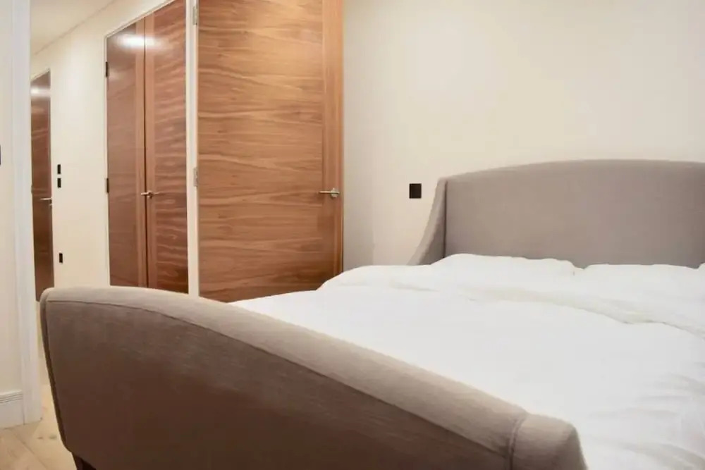 Modern 2 Bedroom Bayswater Apartment