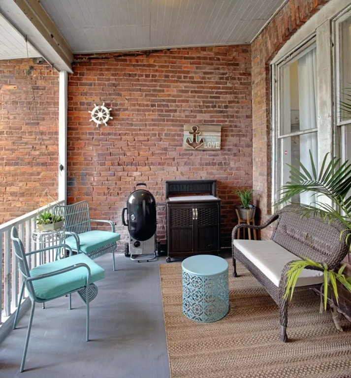 Newly Renovated Apt Outdoor Space