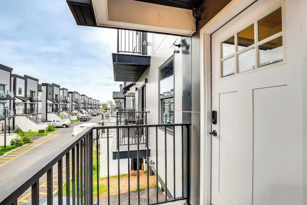 Modern Elizabeth Apartment ~ 1 Mi to Train Station