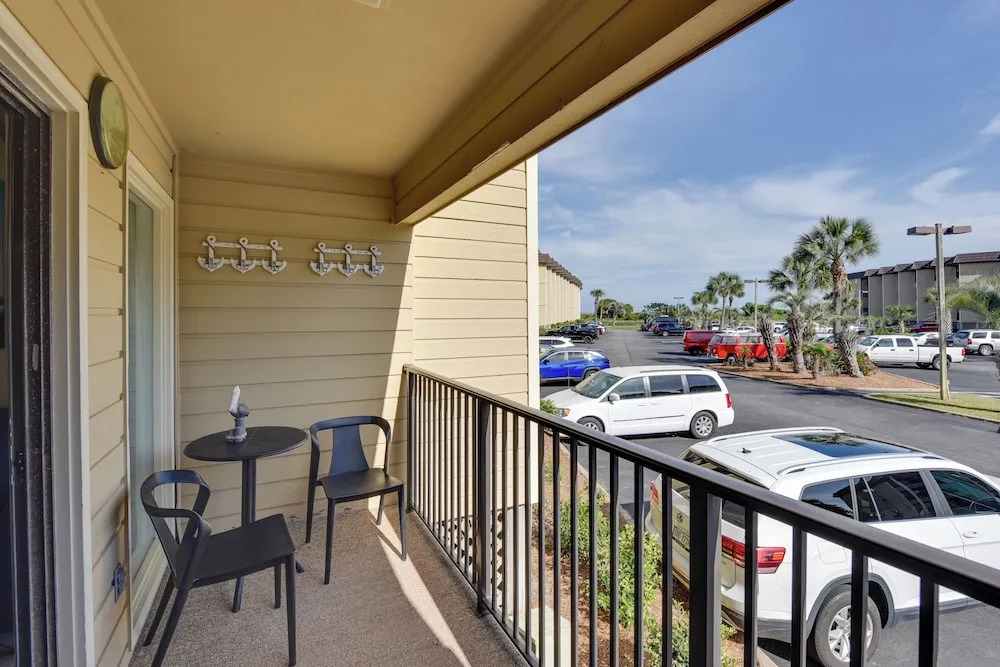 Community Pool & Bikes: Hilton Head Family Condo