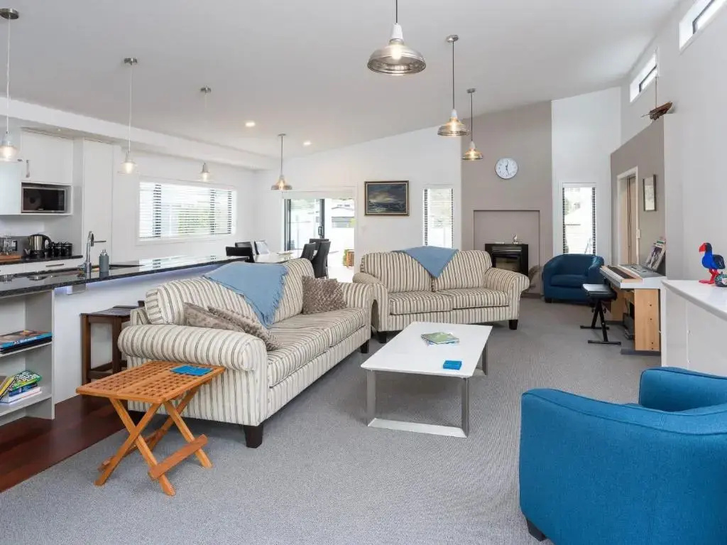 Poolside Retreat - Picton Holiday House Waikawa