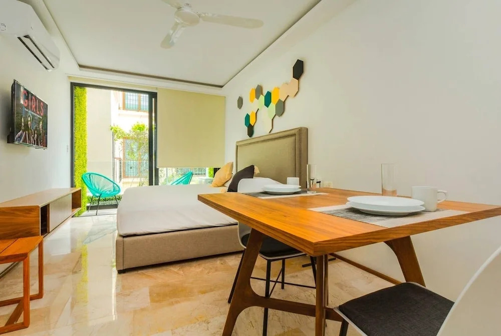 Amazing Studio, Best Location, AC, Beach!