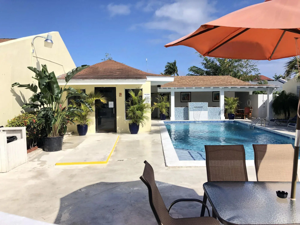 Colony Club Inn & Suites