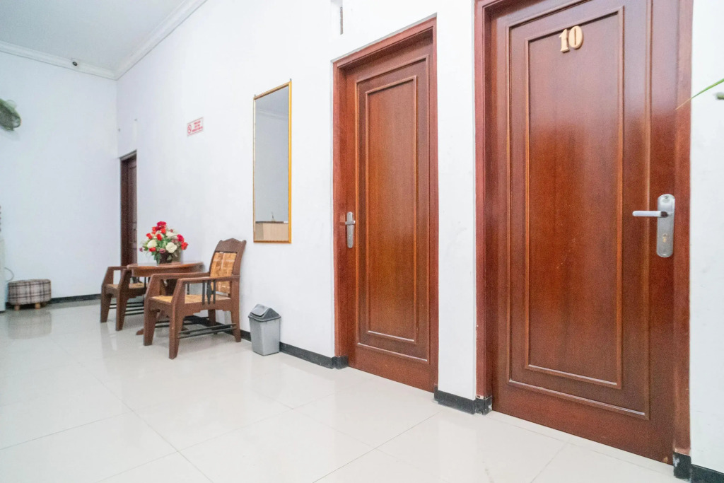 RedDoorz near Matahari Singosaren Solo