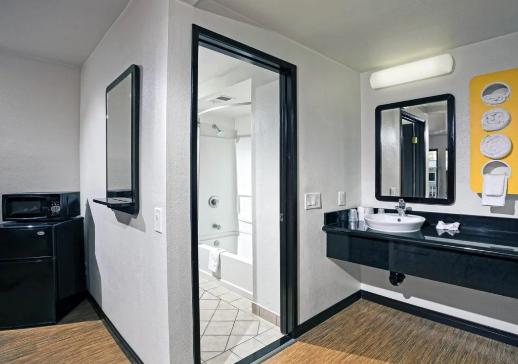 Motel 6 Newport Beach