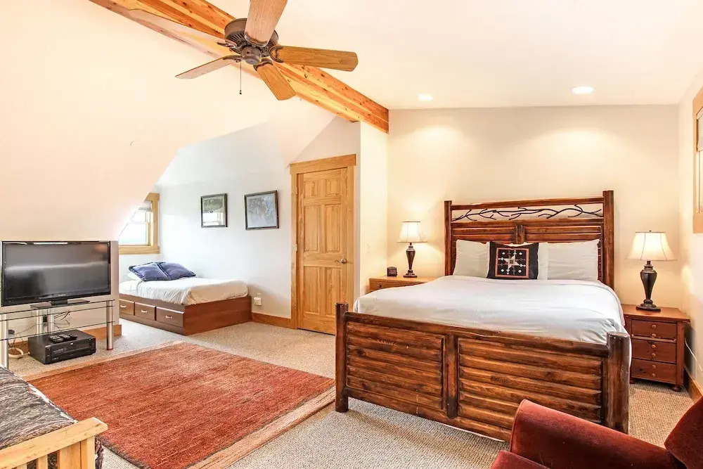 Mount Chapin S4 2 Bedroom Condo by RedAwning