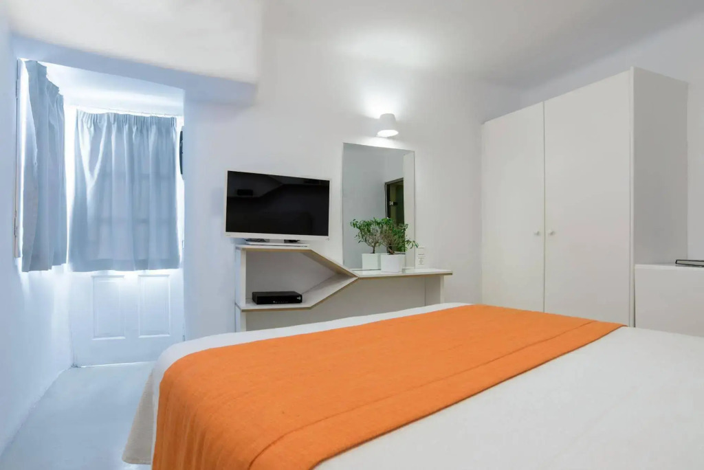 Sun Rocks Boutique Hotel - Caldera View Suites & Sunset Dining Experience