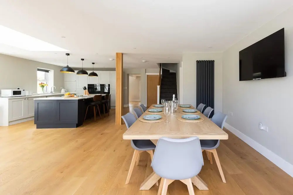 Modern 5-bedroom Retreat Nr Coast
