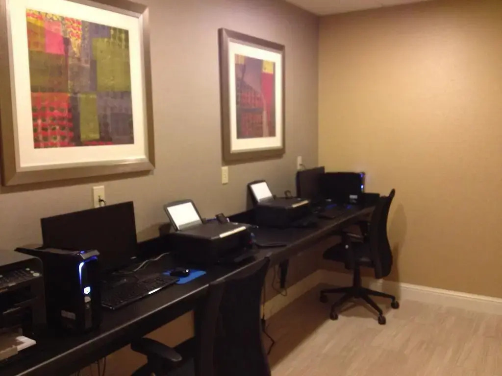 Holiday Inn Express & Suites Marion Northeast by IHG