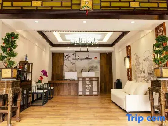 Luxi Qixi Bieyuan Homestay (Alu Ancient Cave Branch)