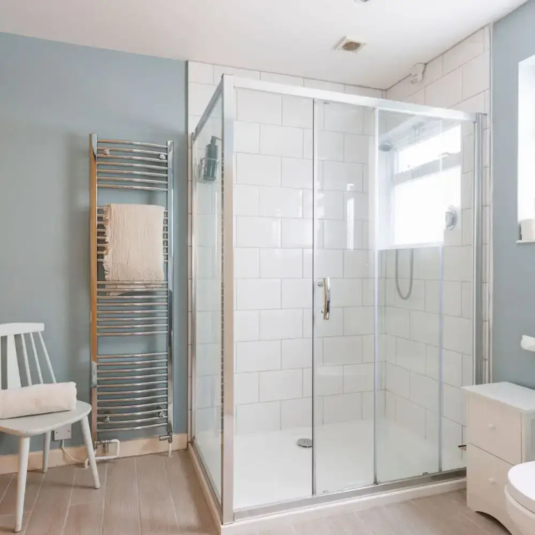 Seaside detached 4bd home nr shops Parking Garden