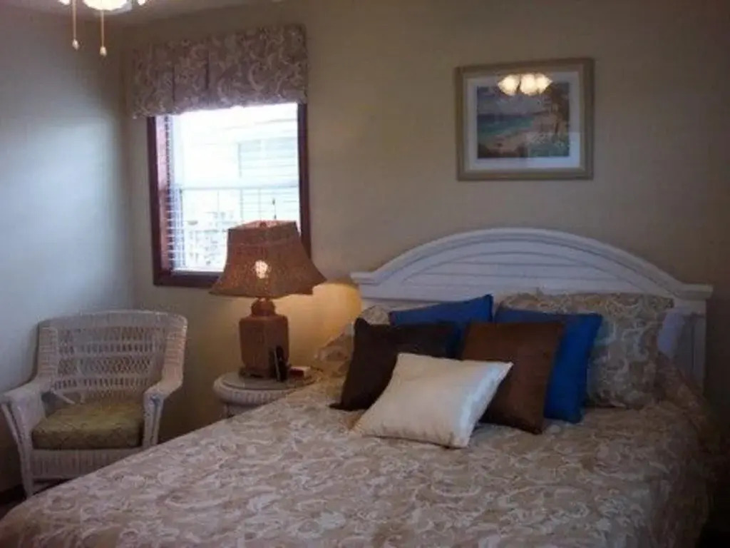5 OClock Somewhere 4 Br home by RedAwning